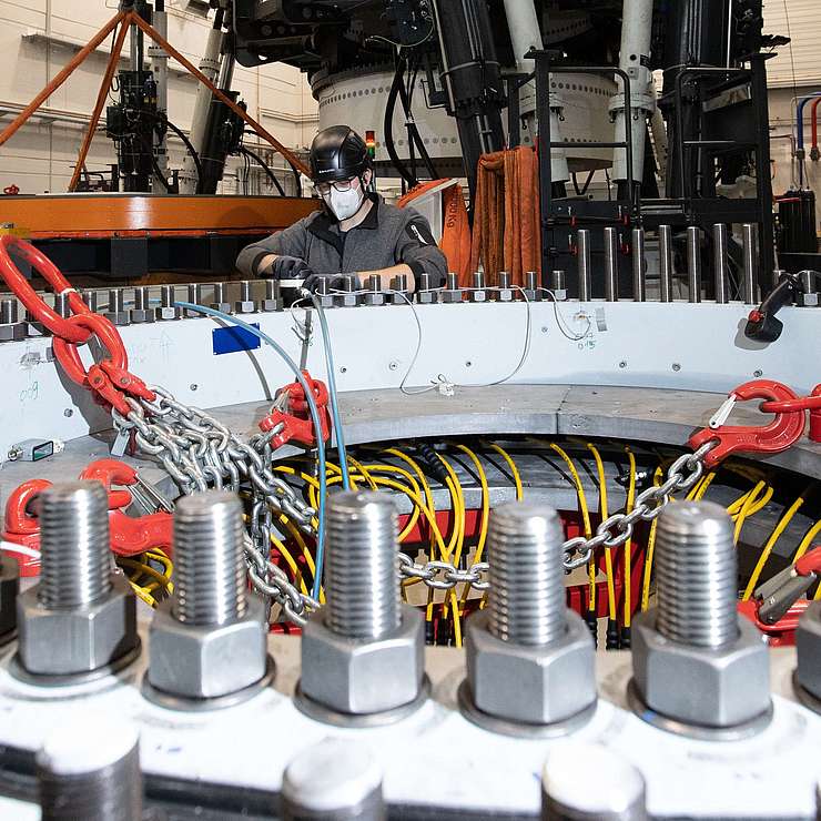 Where enormous forces act: The bearing test rig replicates the movements of rotor blades.