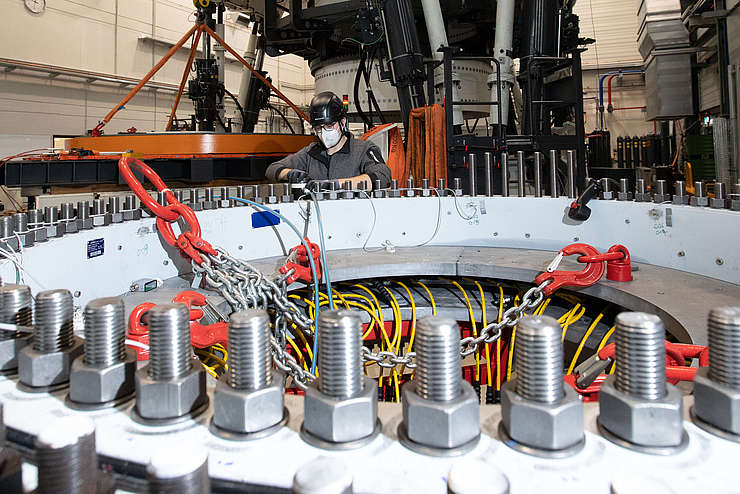 Where enormous forces are at work: The bearing test bench simulates the movements of rotor blades.