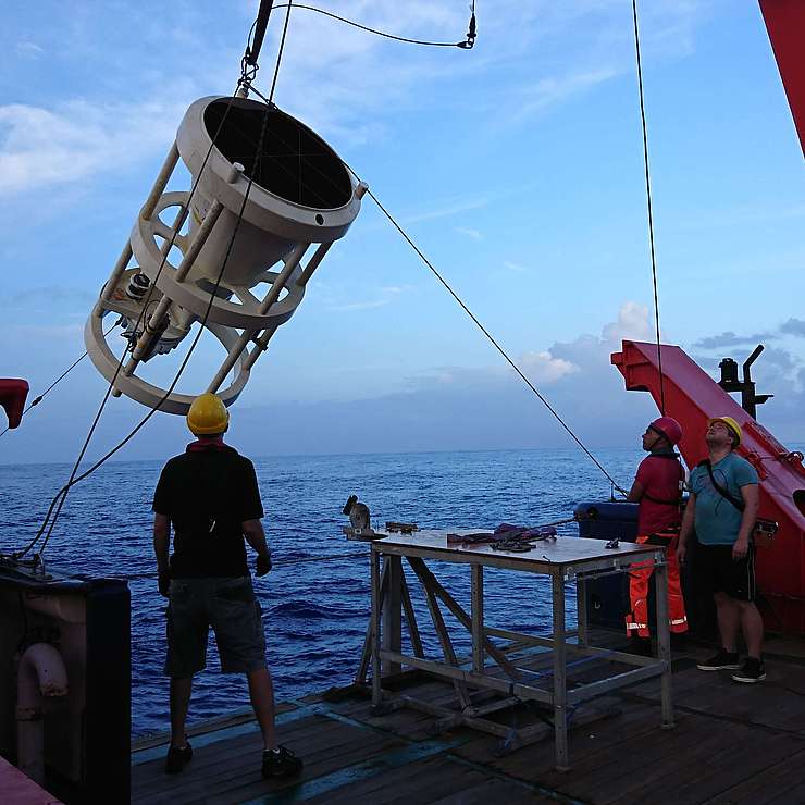 Nach einem Jahr unter Wasser wird die Sinkstoff-Falle an Bord des Forschungsschiffes gehievt.