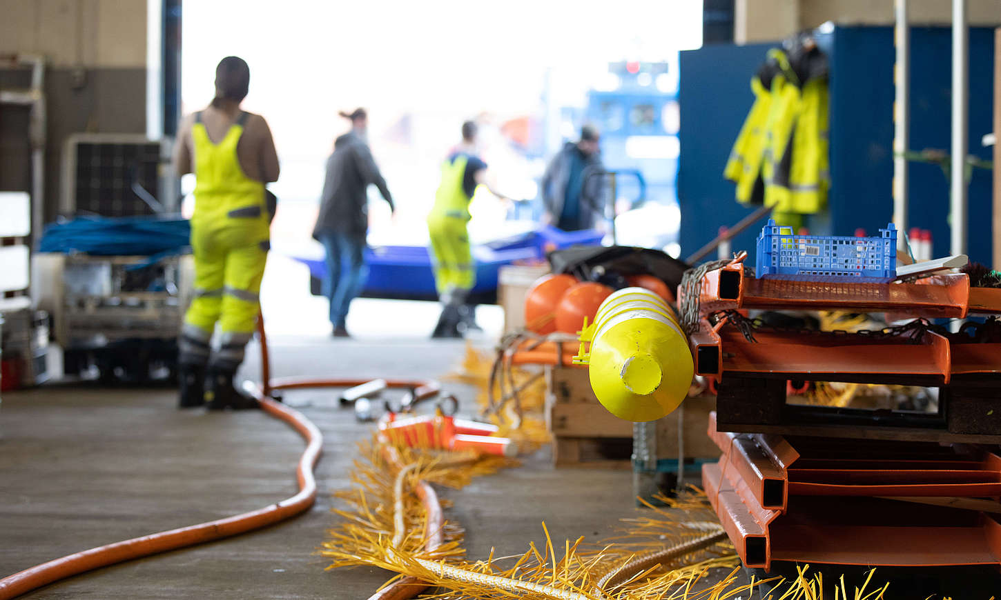 Vorbereitungen für die Erkundungsfahrt auf der Nordsee: Mitarbeitende bereiten in Bremerhaven die Ausrüstung vor.