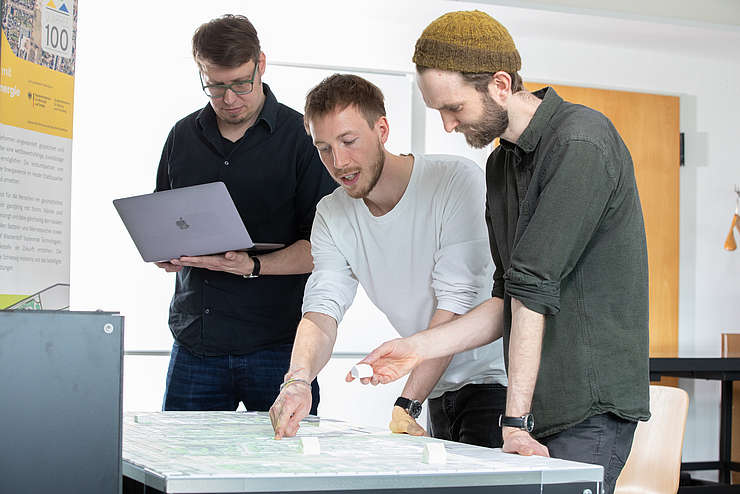 Discuss scenarios at the planning table: Dr. Torben Stührmann, Lennard Winkler and David Unland (left to right) from the University of Bremen.