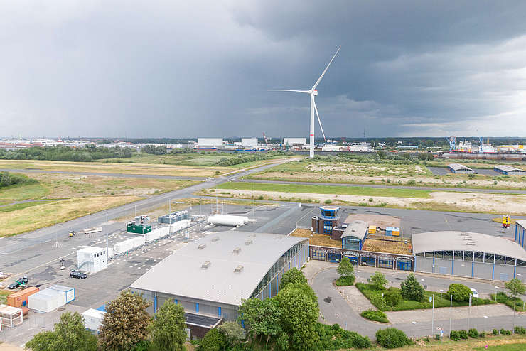 Der ehemalige Flughafen Bremerhaven- Luneort: Wo einst die Flieger Kerosin verbrannten, wird heute an einem umweltfreundlichen Energieträger geforscht. © Lehmkühler