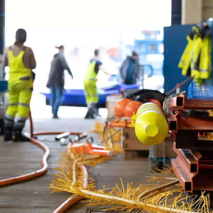 Vorbereitungen für die Erkundungsfahrt auf der Nordsee: Mitarbeitende bereiten in Bremerhaven die Ausrüstung vor.